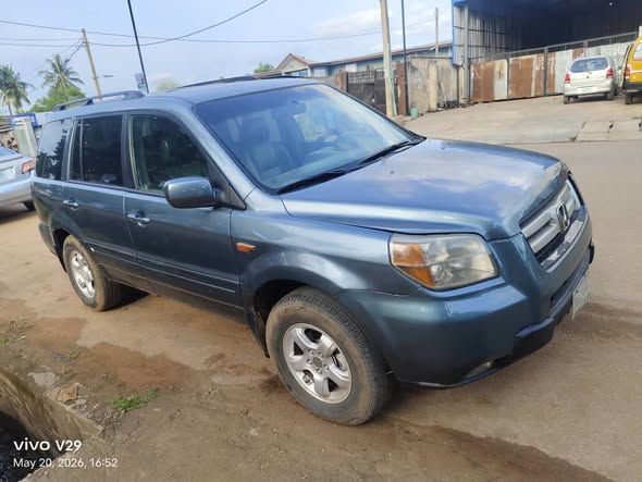 A picture of awoof Honda pilot 2007 model engine gear AC need gas