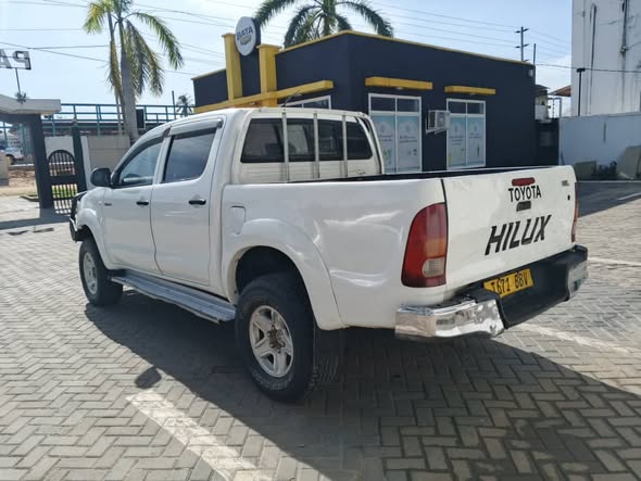 A picture of HILUX ENGINE 5L DEASEL 0693030167