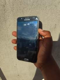 A picture of Samsung j7