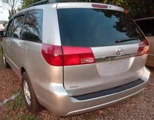 A picture of 2005 Belgium standard 05 Toyota Sienna Sienna