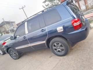 A picture of TOYOTA HIGHLANDER 2003