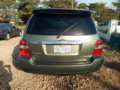 A picture of Few month used 3 seater Toyota highlander Firstbody pan 2005