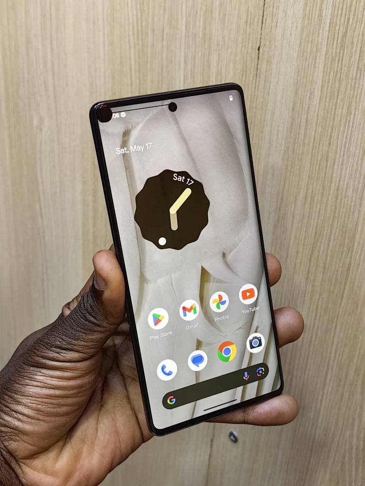 A picture of GOOGLE PIXEL 7 PRO 5G with a minor dot but