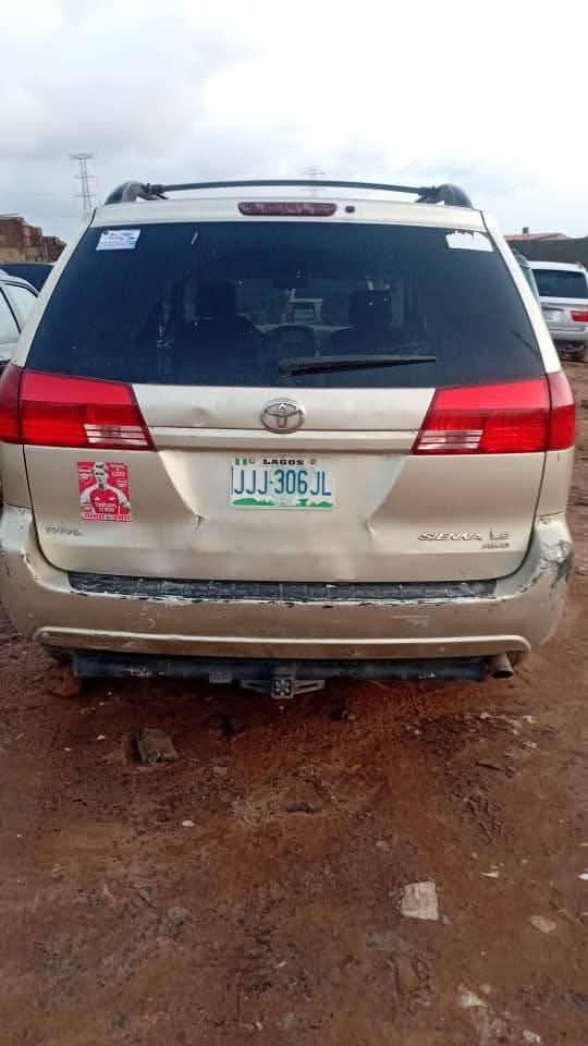 A picture of Toyota sienna 05