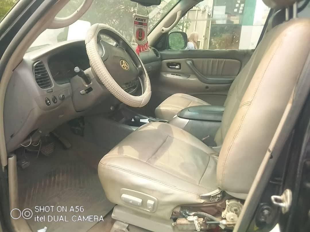 A picture of 2004 Toyota sequoia