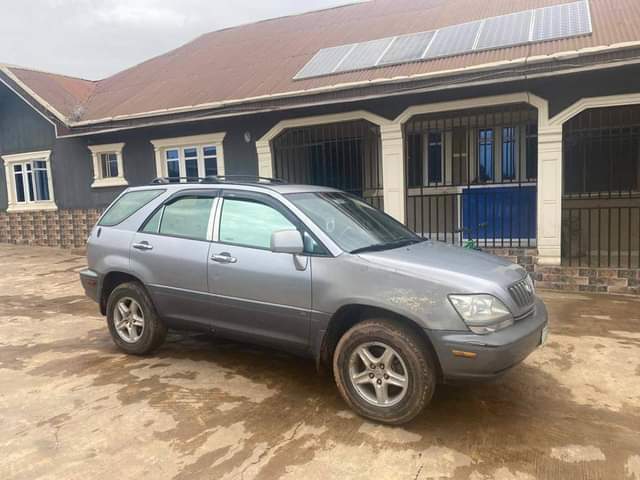 A picture of 2001 Lexus 350