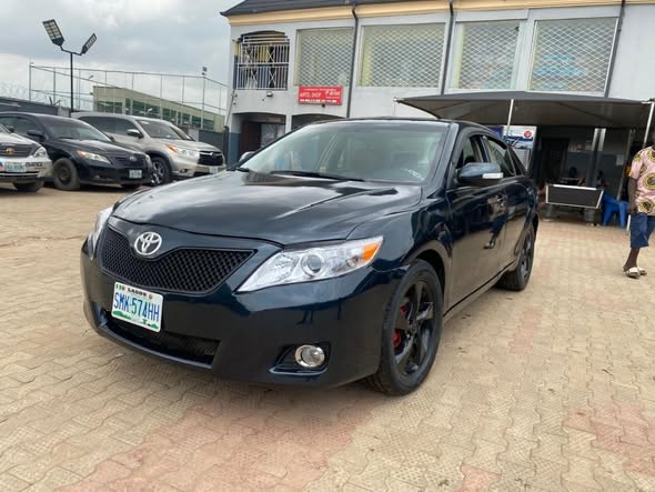 A picture of SUPER CLEAN 2010 Toyota Camry on belt regd Buy n