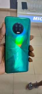 A picture of Infinix note 7 rough back but every other thing works