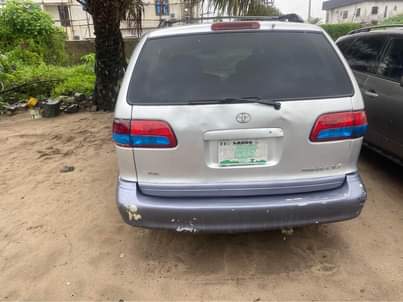 A picture of Toyota Sienna 02