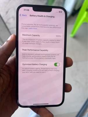 A picture of Iphone 14 plain