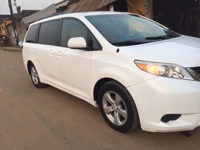 A picture of The White color Toyota sienna Model 2010 Fresh tokunbo DM