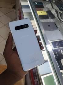 A picture of Samsung galaxy S10 plus Storage 128gb 8gb ram 350 000