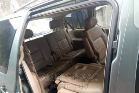 A picture of Toyota Sienna 2000 model