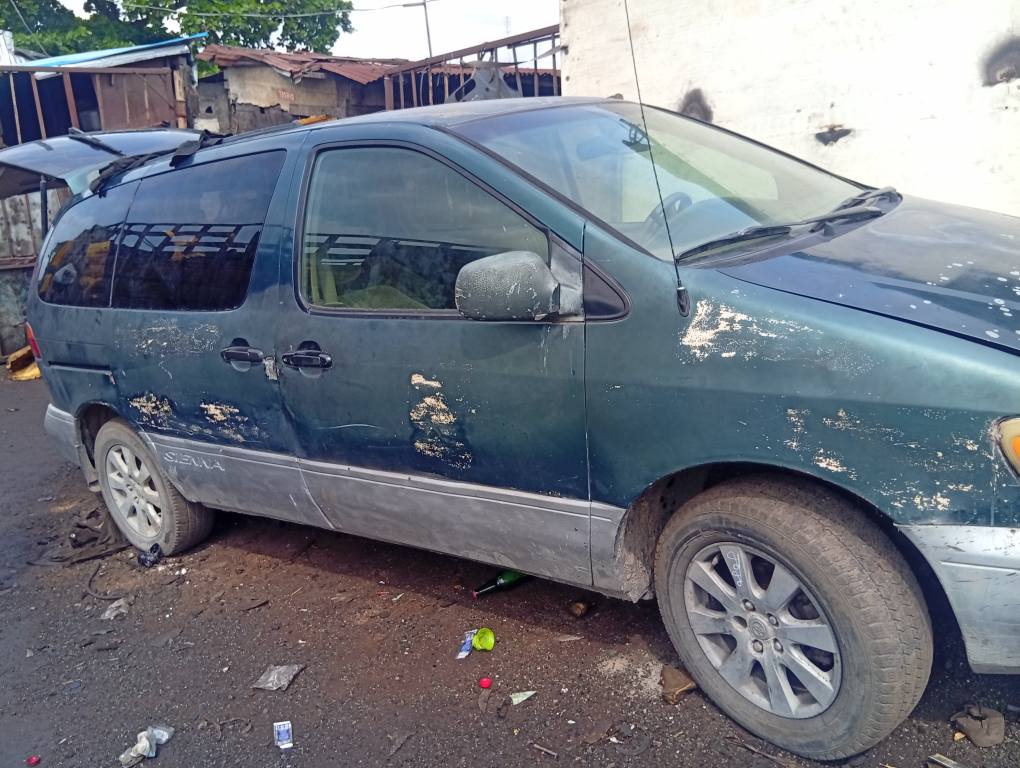 A picture of Toyota Sienna 99model