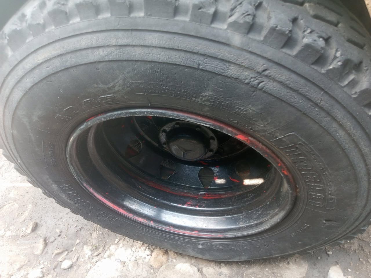 A picture of Water Tanker truck Mercedes 6tyred 10bolts
