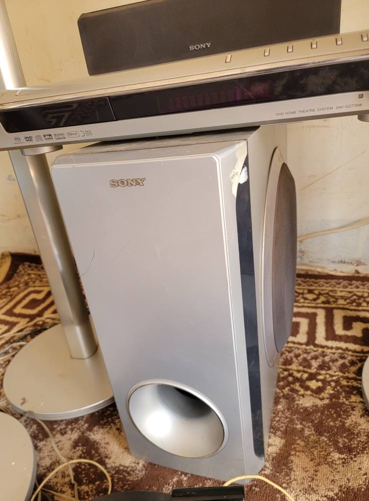 A picture of Sony hometheater 5.0 With 5 small speakers
