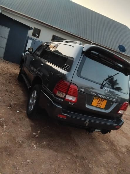 A picture of Toyota Land Cruiser Bei 28 8m Model vx Engine 2uz
