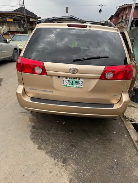 A picture of 06 Toyota Sienna