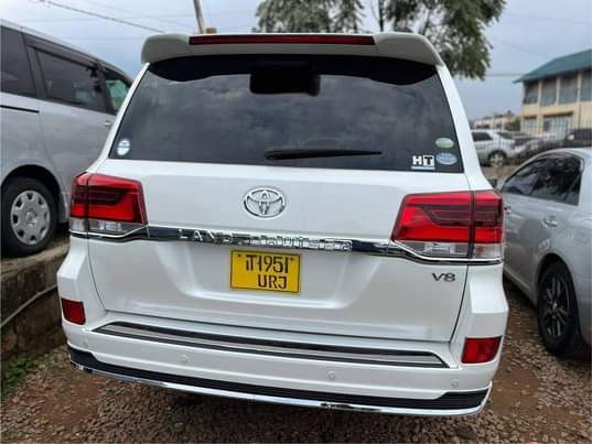 A picture of 2010 Landcruiser V8 Model 2010 Pearl white