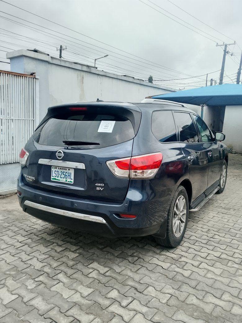 A picture of Nissan Pathfinder 2013