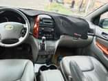 A picture of Toyota sienna 08