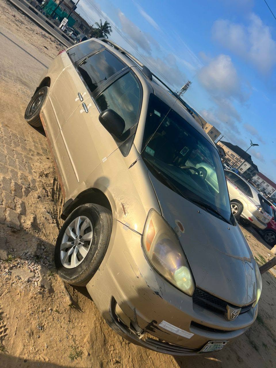 A picture of First body Toyota sienna 2005