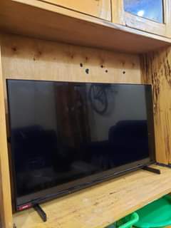 A picture of 32 inch frameless TV 250k comes with a receipt and
