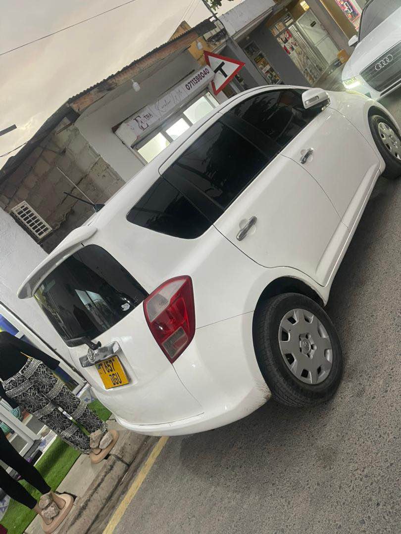 A picture of Price M8.9 Ractis. no DGU Color. Parlour white Year. 2015