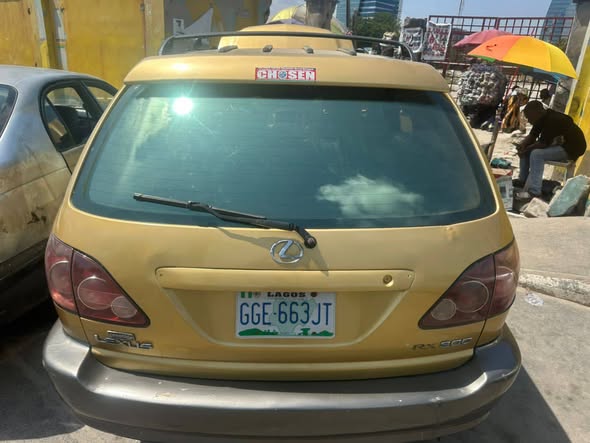 A picture of Dealers deal Lexus Rx300 2000 model engine and gear is