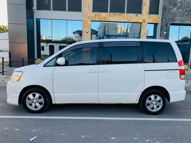 A picture of TOYOTA NOAH SHEP