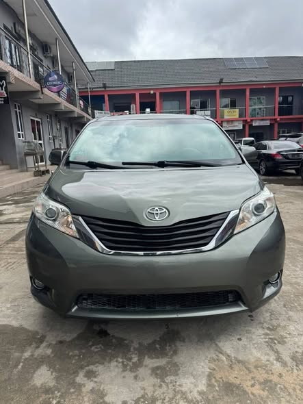 A picture of TOYOTA SIENNA LE 2014