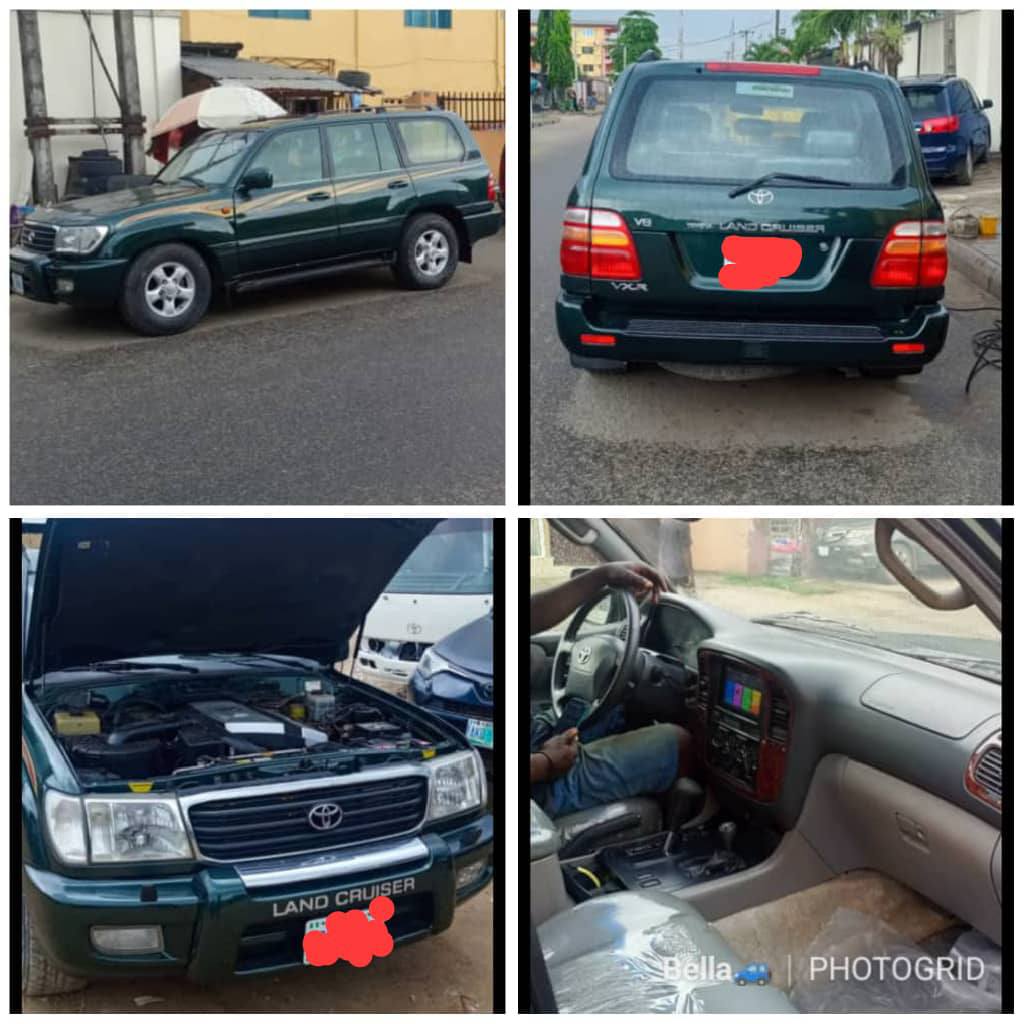 A picture of 2003 Toyota Landcruiser prado.