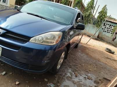 A picture of Toyota sienna 05 model