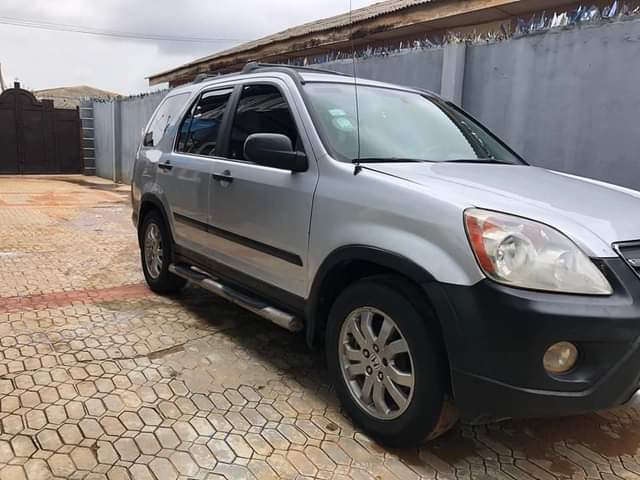 A picture of 2005 register Honda crv car is absolutely buy and drive