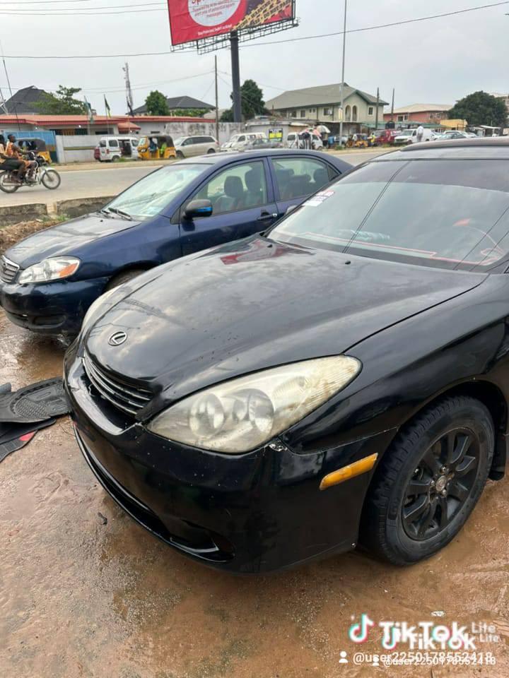 A picture of Lexus es 330 sedan