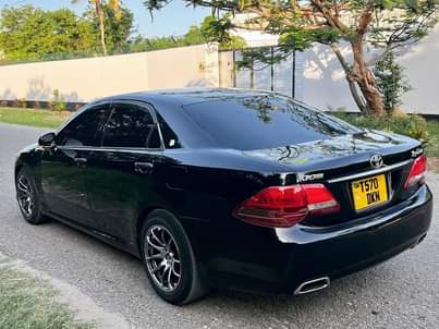 A picture of FOR SALE TOYOTA CROWN NEW MODEL