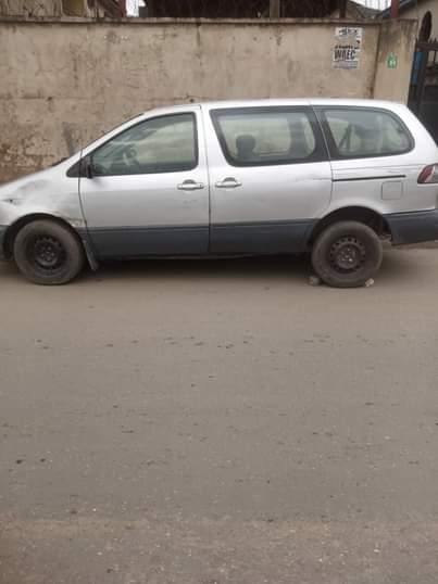 A picture of Toyota sienna 2001 Engine and Gear ok AC needs attention