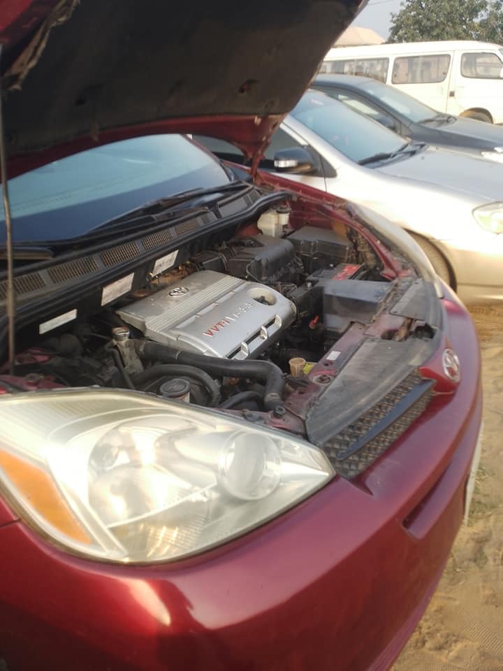 A picture of Toyota Sienna 05 All features perfect.