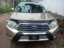 A picture of Toyota Highlander 2008 2009 model Engine have top noise it