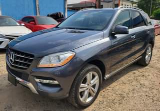 A picture of ML350 Benz