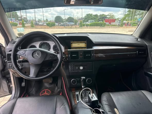 A picture of URGENT SALESBenz Glk 350 4matic 2012 model raw first body