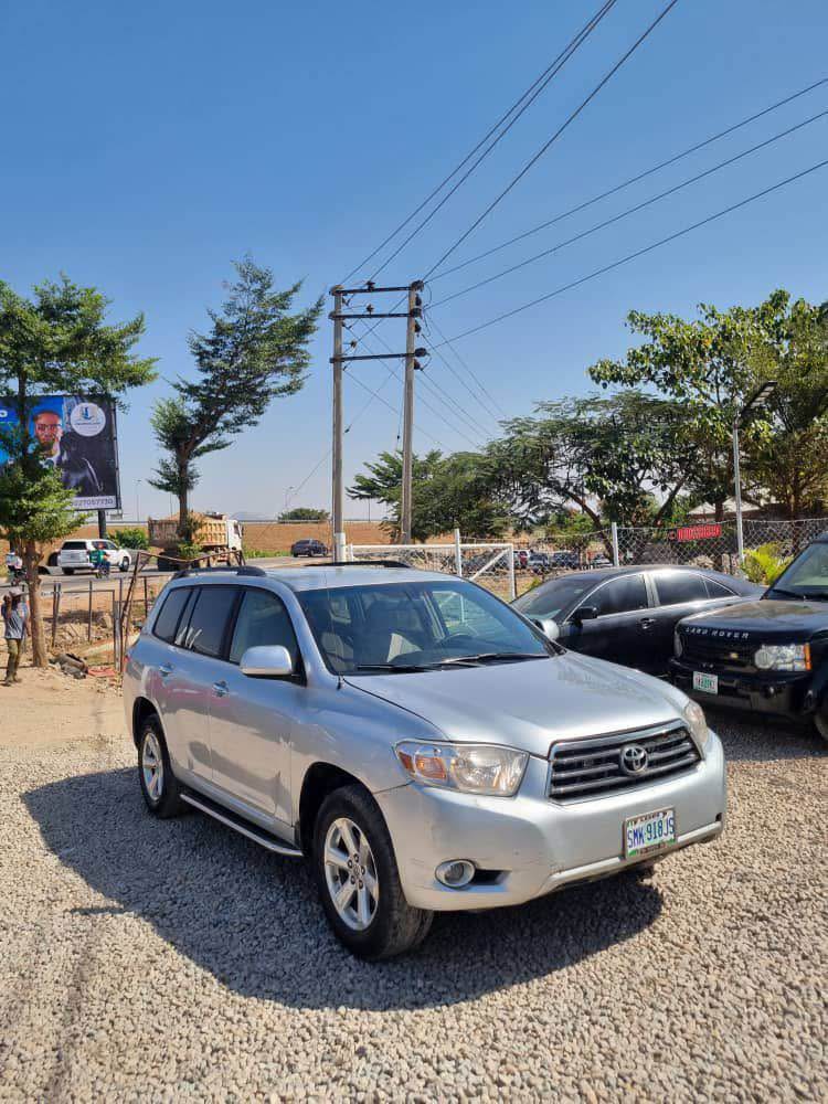 A picture of Toyota Highlander 2008 09 with clean interior nd exterior