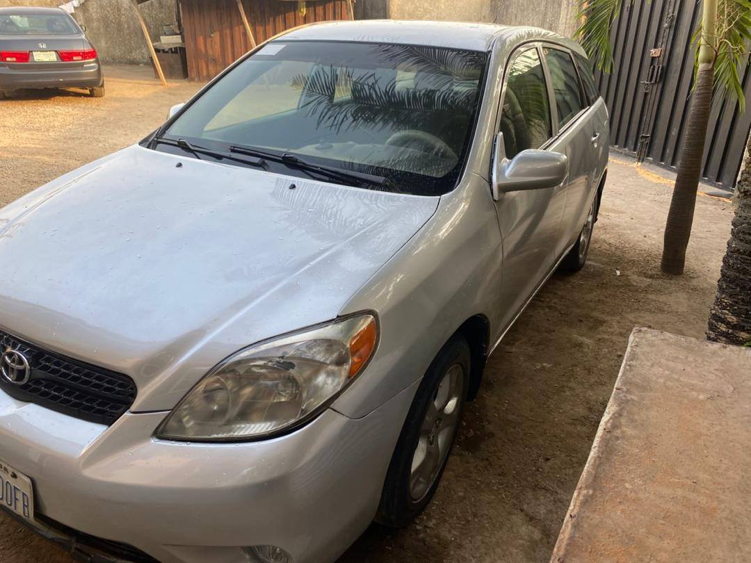 A picture of Neat 05 Toyota matrix