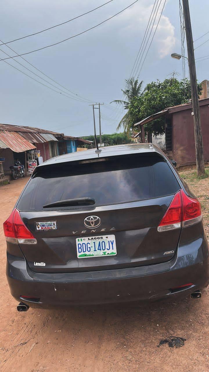 A picture of 2011 Toyota Venza se