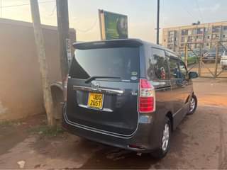A picture of Toyota Noah 2009