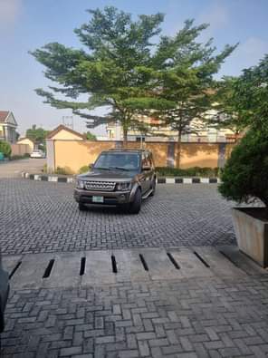 A picture of Car available for sale 2014 model of LR4 Discovery Only