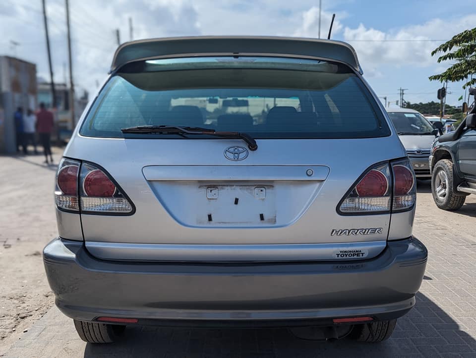 A picture of TOYOTA HARRIER OLD 0655103053