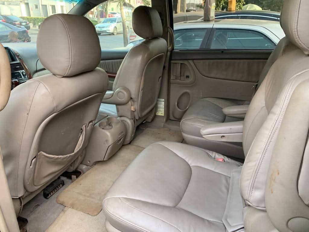 A picture of 2005 Toyota sienna