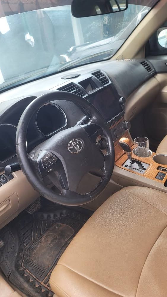 A picture of Toyota Highlander 2010