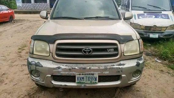 A picture of 2004 Toyota sequoia